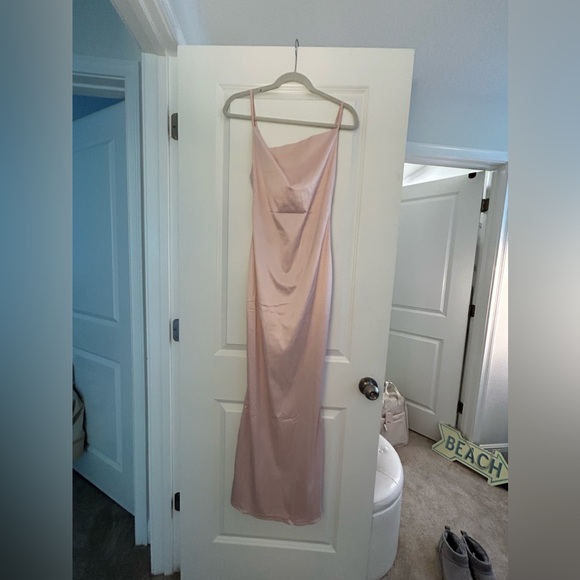 Beginning Boutique kissing you maxi formal dress in pink satin - Picture 3 of 11